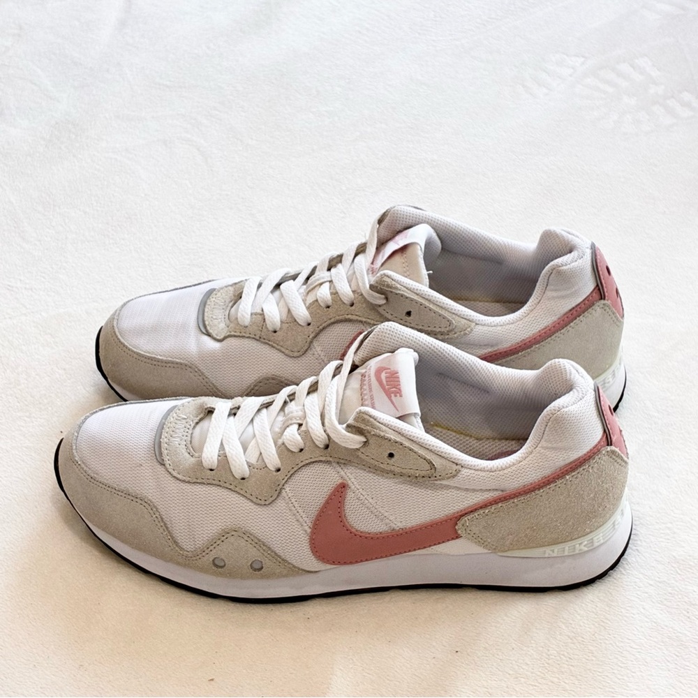 Nike Venture Runner Casual Sneakers White/Pink Retro Women’s Size 10